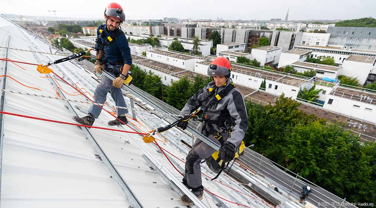 Petzl photo de professionnels monteurs en plein travail sur un toit utilisant les équipements Petzl cordage, harnais, poulie