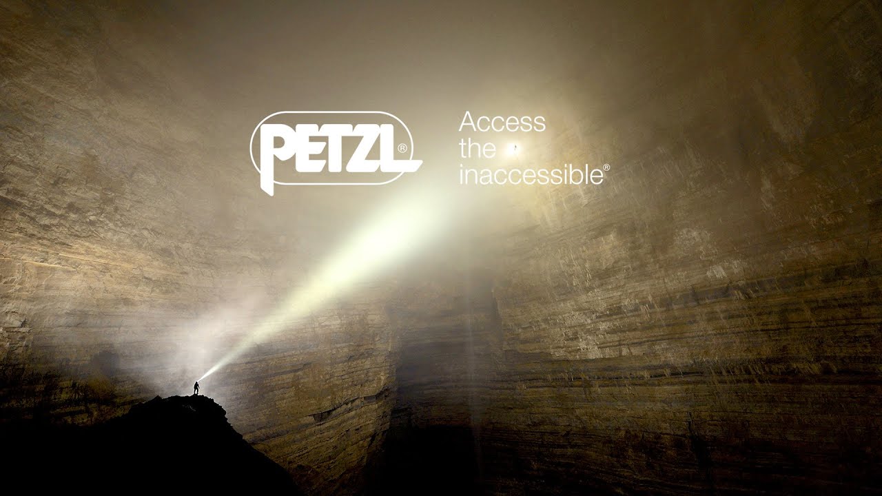 Photo promotion de la marque Petzl avec un sportif dans un souterrain avec lampe et équipements de sécurité